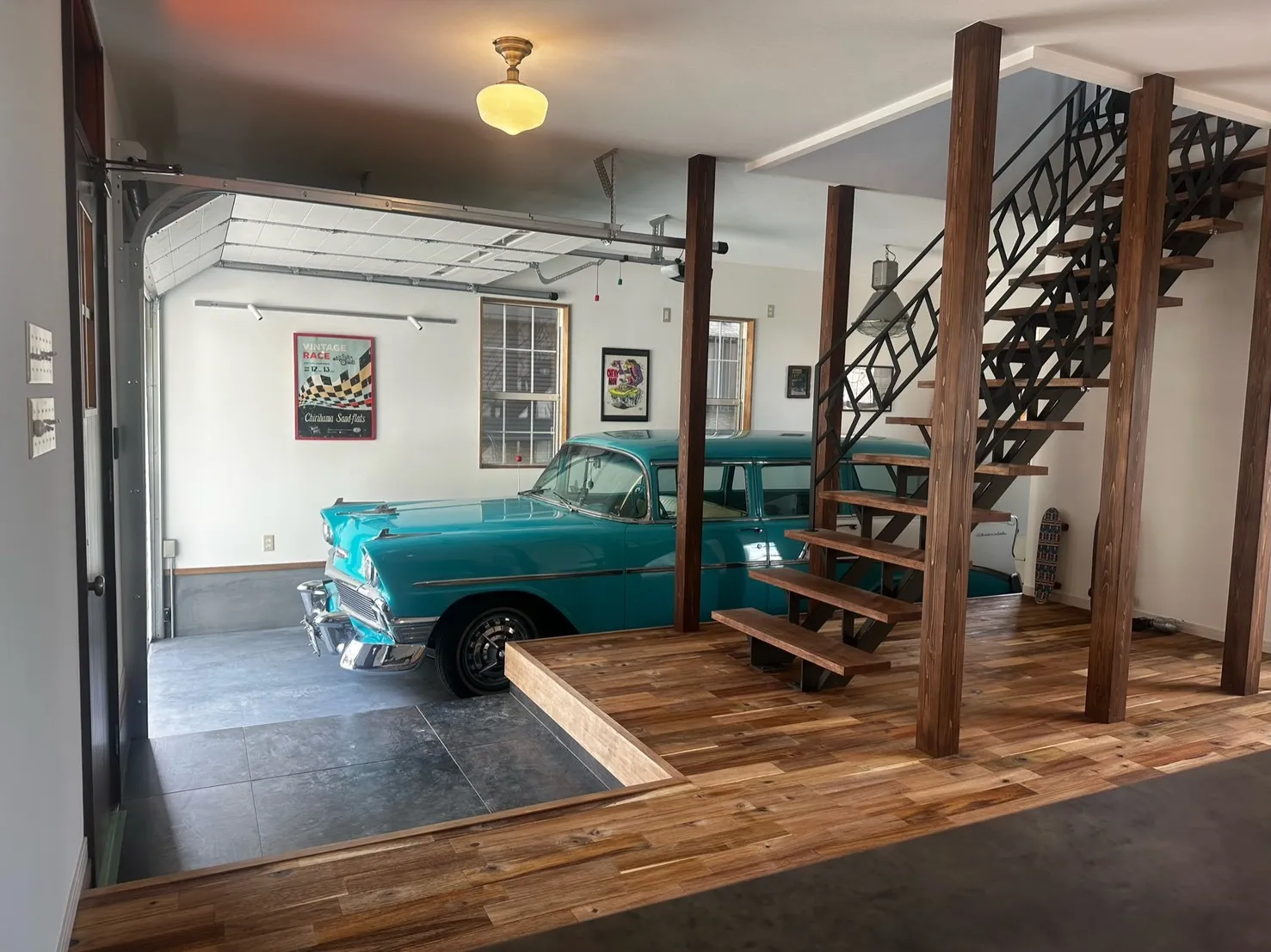 リビングから愛車を望むガレージ