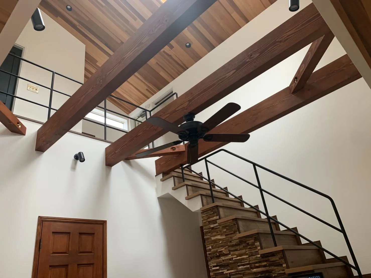 西海岸スタイルの見せ梁×吹き抜け階段