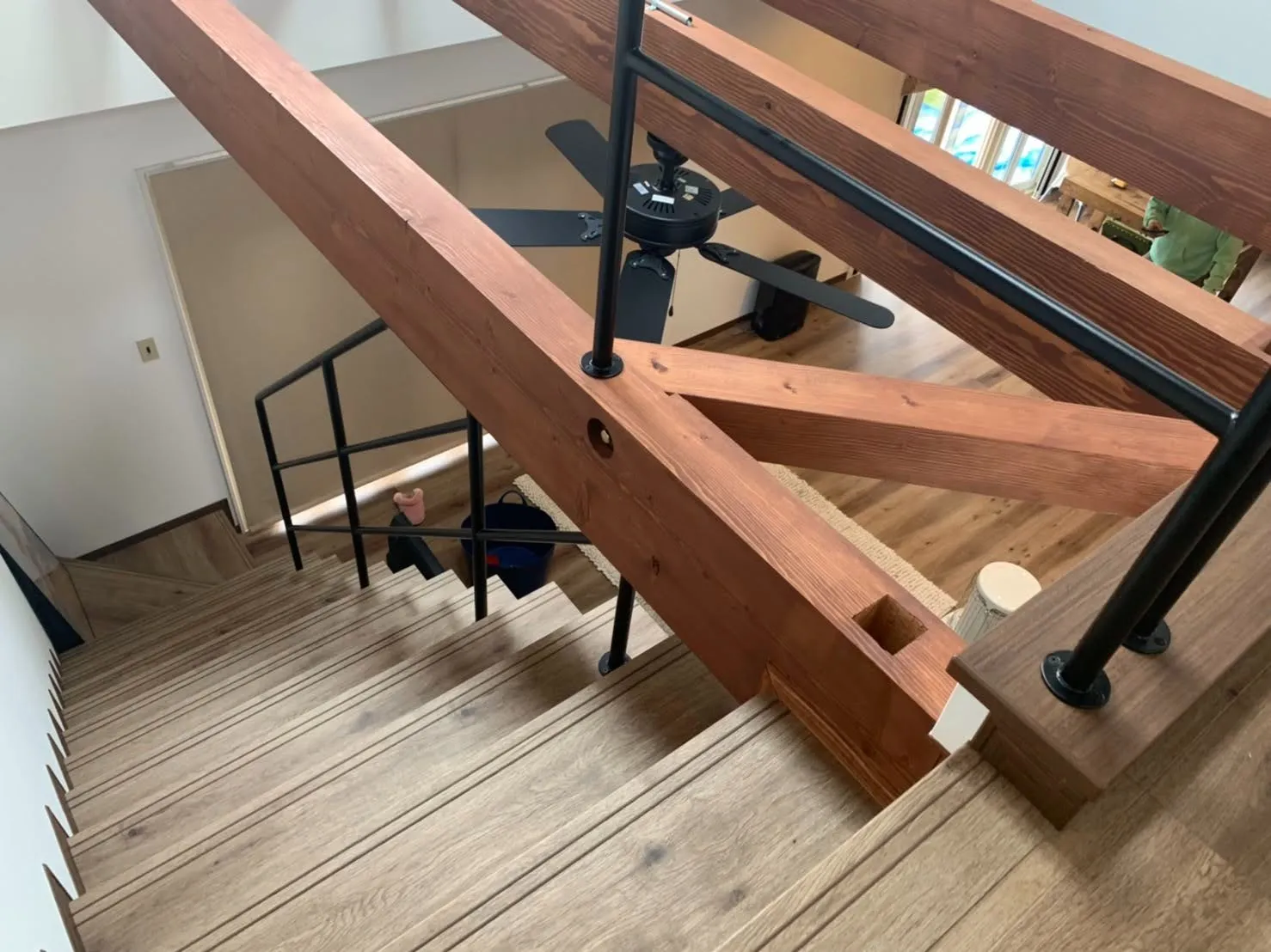 西海岸スタイルの見せ梁×吹き抜け階段