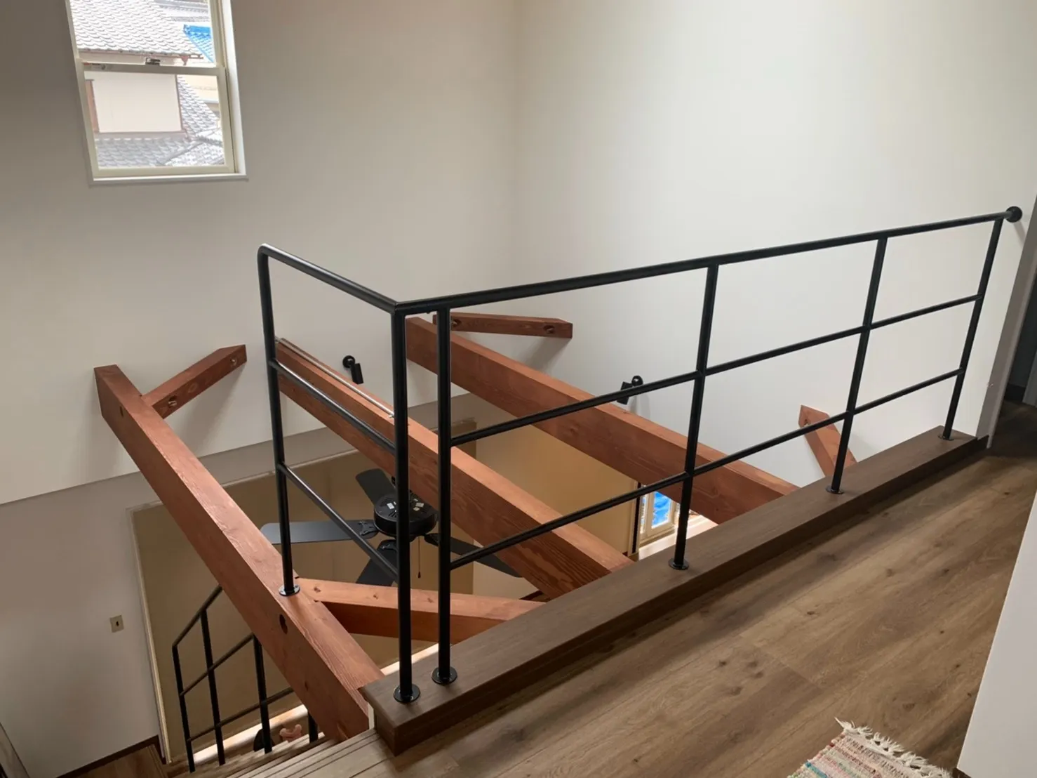 西海岸スタイルの見せ梁×吹き抜け階段