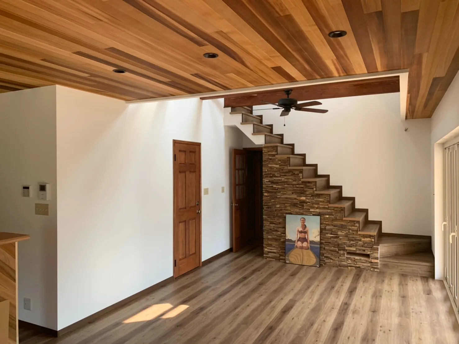 西海岸スタイルの見せ梁×吹き抜け階段