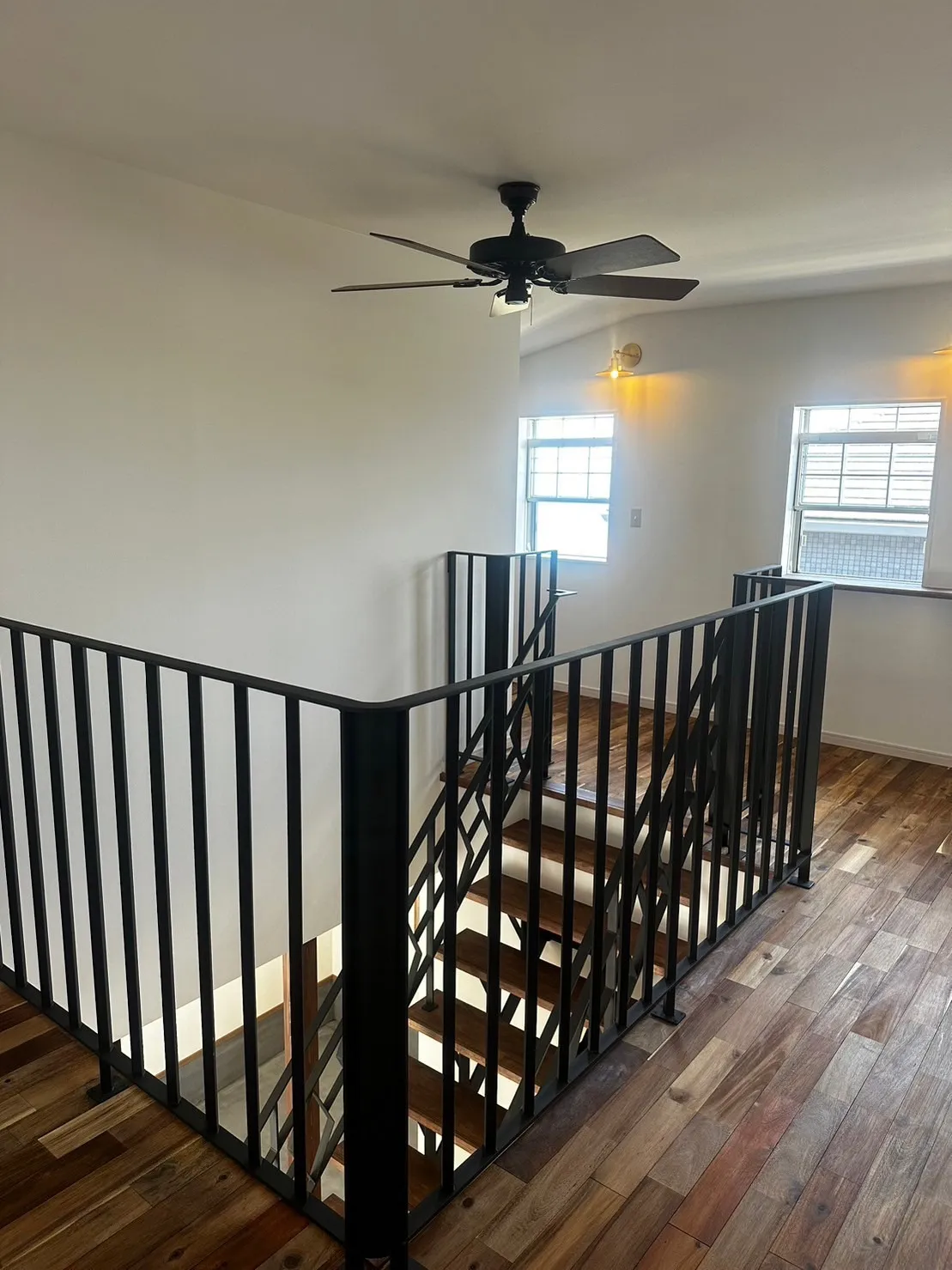 吹き抜けに映える鉄骨階段とアイアン手すり