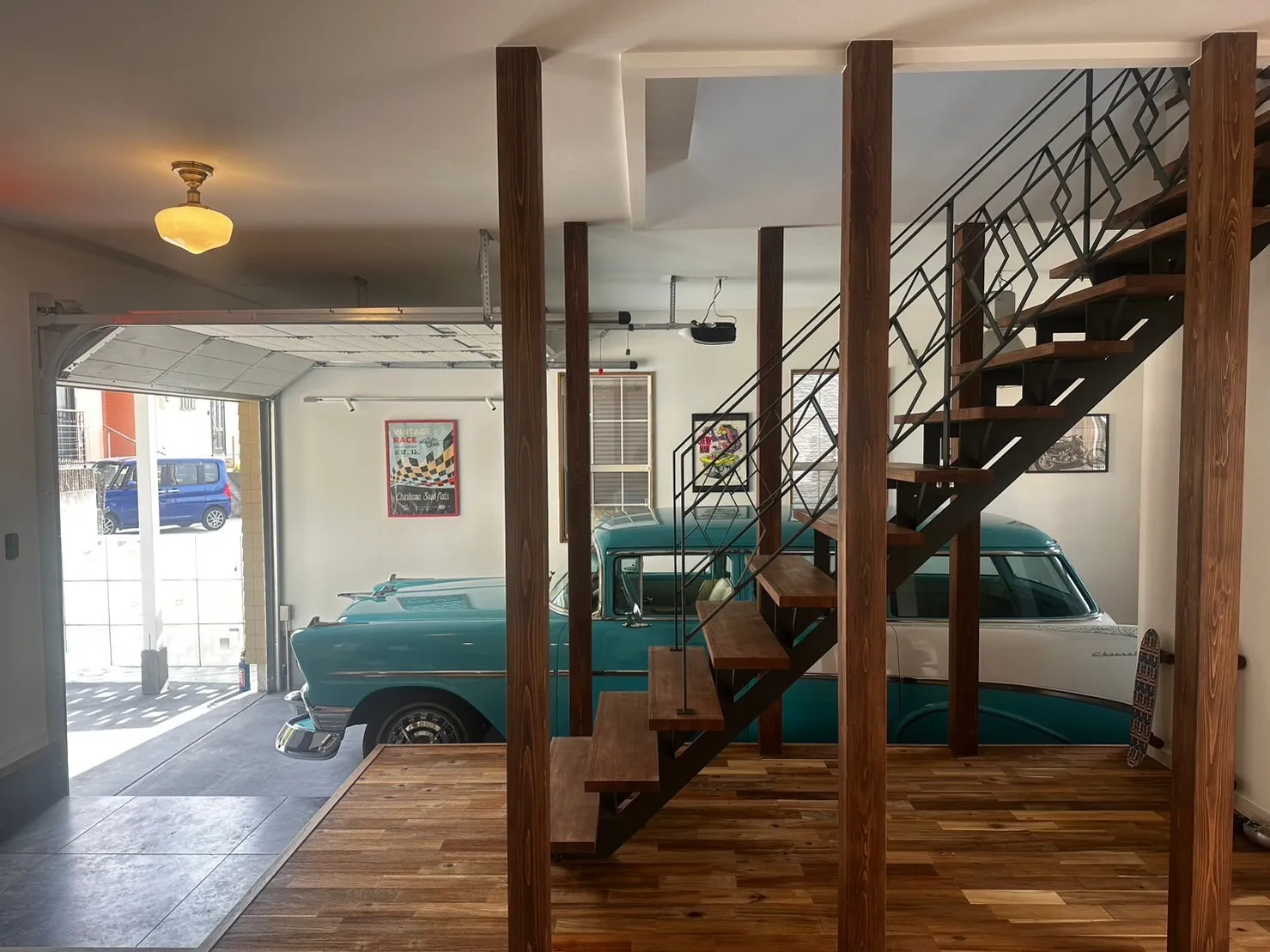 吹き抜けに映える鉄骨階段とアイアン手すり