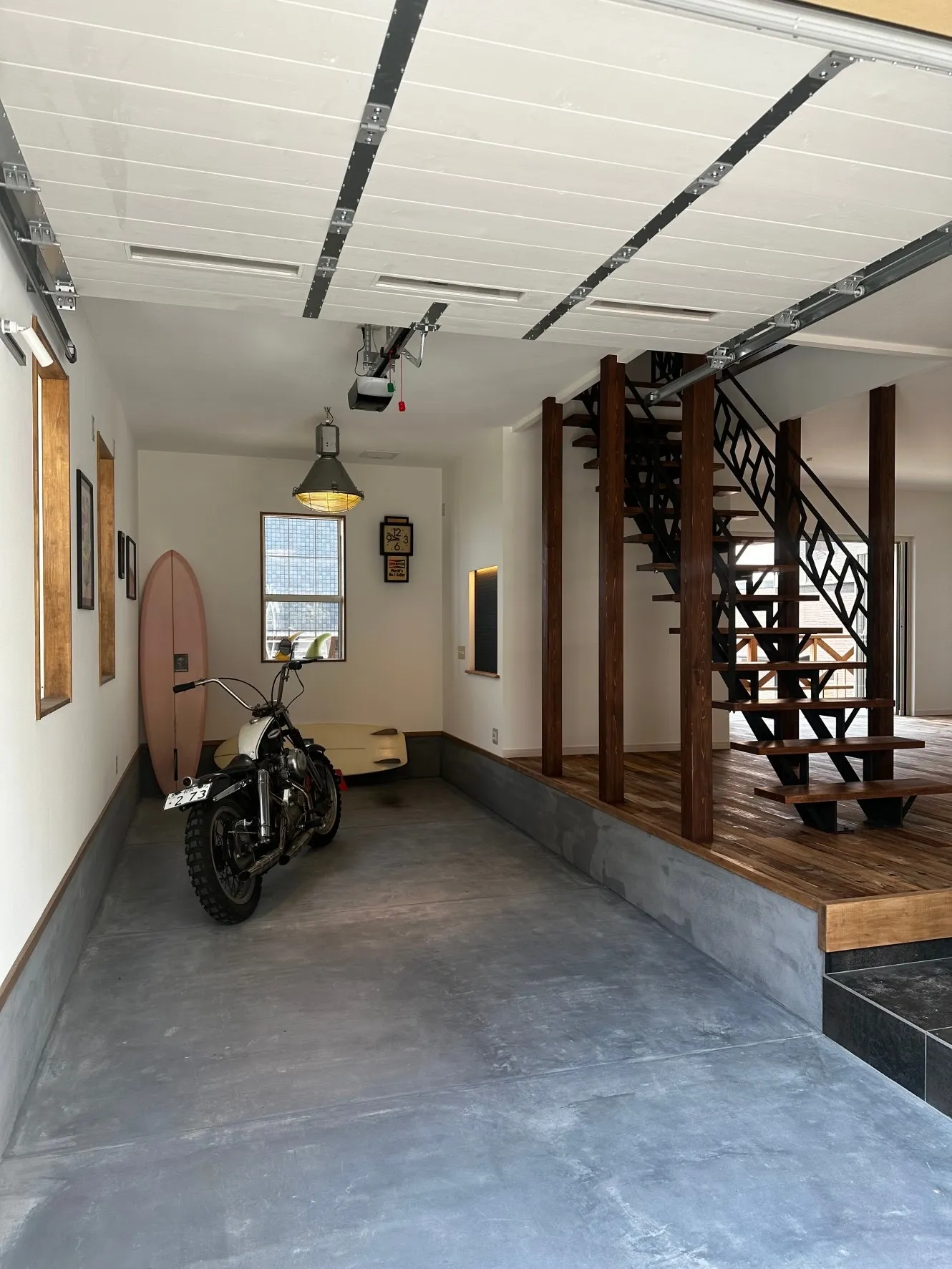 リビングから愛車を望むガレージ