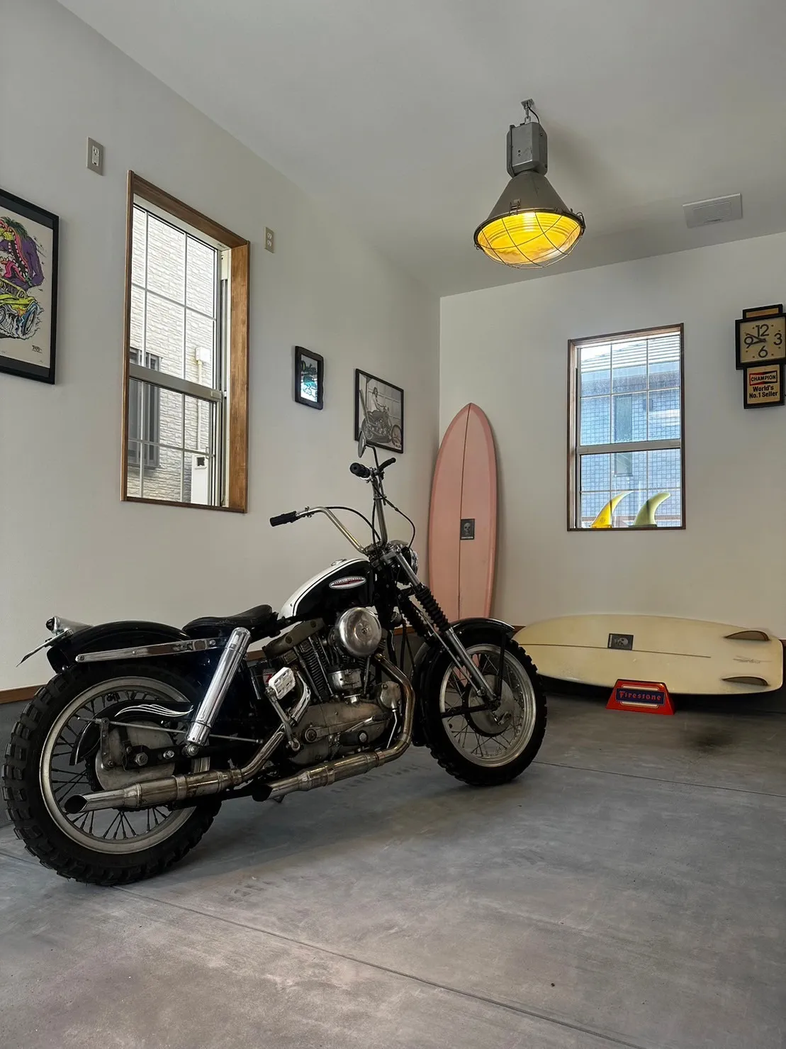 リビングから愛車を望むガレージ