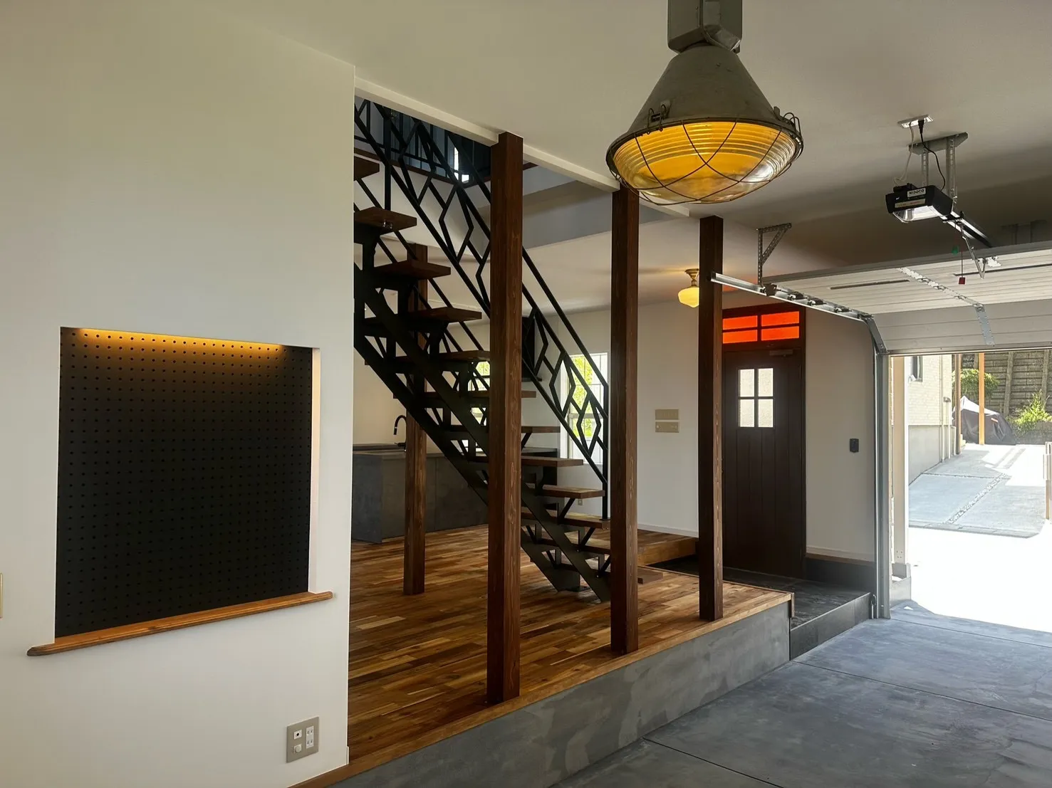 リビングから愛車を望むガレージ